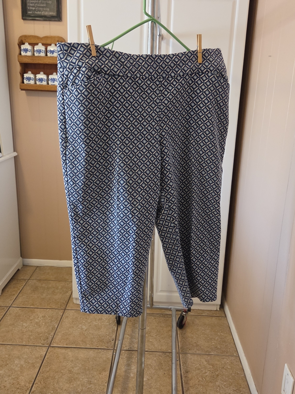 Kohl's Navy and White Cropped Patterned Pants